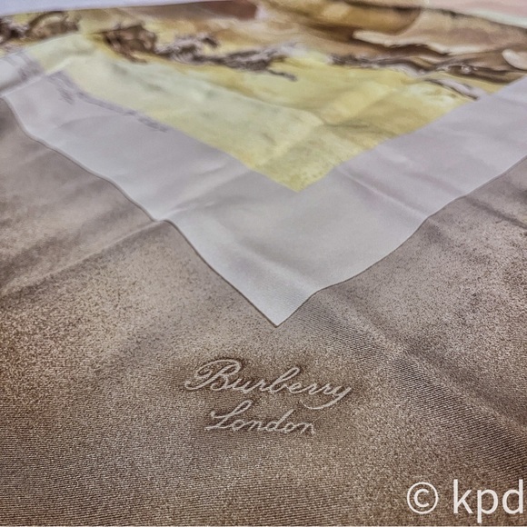 Rare Burberry silk scarf Sphinx" pattern the Spring/Summer 2021 collection - Picture 7 of 10